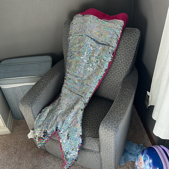 Cynthia Rowley Multi-Color Sequin Mermaid Tail Blanket - Picture 3 of 13
